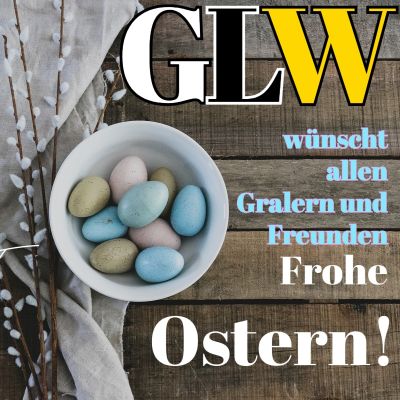 Osterwünsche vor Bretterhintergrund mit Ostereiern in rosa und hellblau in weißer Schale, links Palmzweige