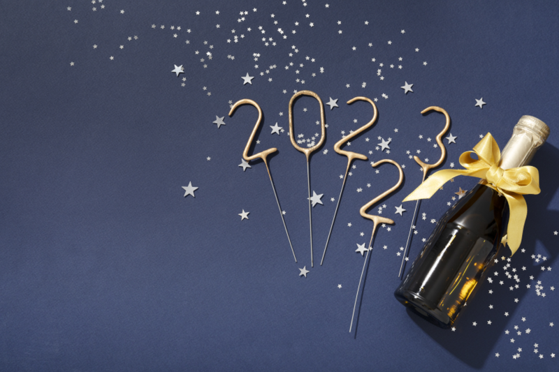 Sektflasche, Jahreszahl 2023, blauer Sternenhimmel