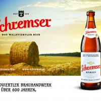 Schremser Brauerei Bildwerbung mit Wiese, Heuballen und Flaschenbier