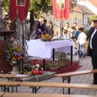 Vorbereitungen für die Heilige Messe im Freien zum Erntedank in Rodingersdorf