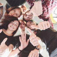 Freunde, die ihre Hände auf einem Punkt zusammenlegen, Foto_standred_freepik