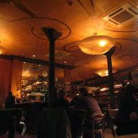 schummrige Barbeleuchtung ein Gespräch mit Freunden