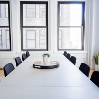 Leere Tische und Stühle_by pexels