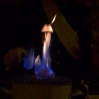 Krambambuli Flamme tanzt über dem Braukessel