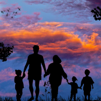 Familie als Silhouette vor Sonnenuntergang