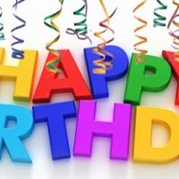 Happy Birthday aus bunten Buchstaben mit Girlanden verziert