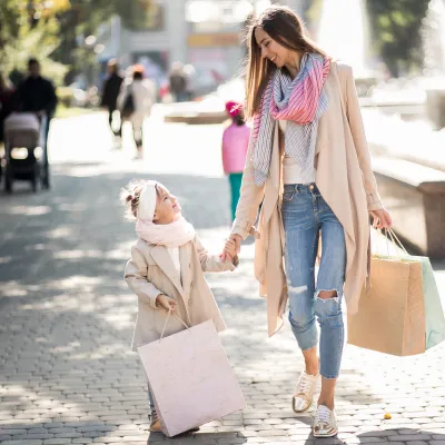 Mutter und Tochter beim Einkaufen