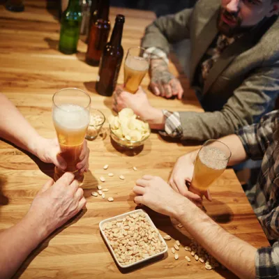 gemütliches Beisammensein bei Bier und Snacks