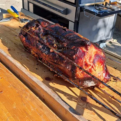 fertig gegrilltes Spanferkel Ferialis 2023