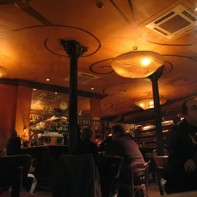 schummrige Barbeleuchtung ein Gespräch mit Freunden