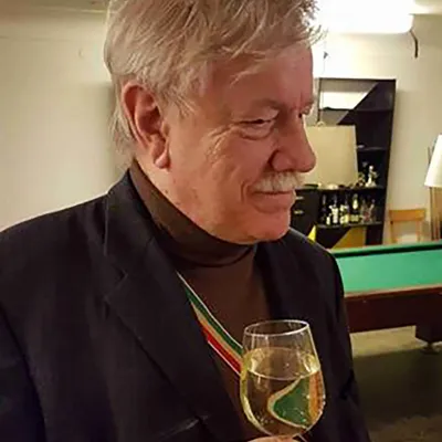 Bundesbruder Balduin  mit Weinglas in der Rechten vor dem Billardtisch