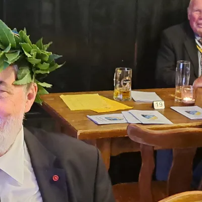 Der frischgebackene Doctor cerevisiae et vini Willibald Rosner v. Panzerwilli