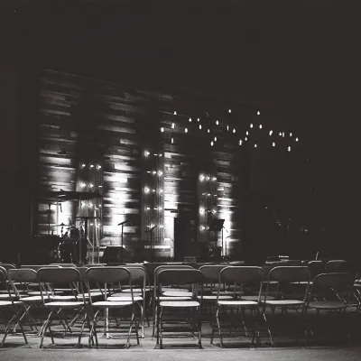 leere Stühle -Bildals Sinnbild fürZusammenkunft vieler Menschen, SW-Bild