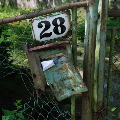 Briefkasten an desolatem Zaun hängend by PXhere-349255