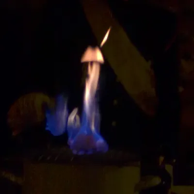 Krambambuli Flamme tanzt über dem Braukessel