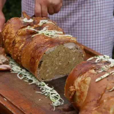 Spanferkel in Portionen schneiden