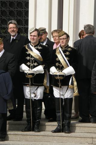 Chargierte Gral Wiens vor der Kirche Gatterhölzl