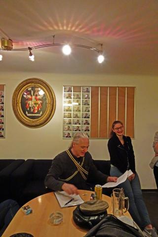 Bundesbruder Sokrates beim Zusammenstellen der Fragen