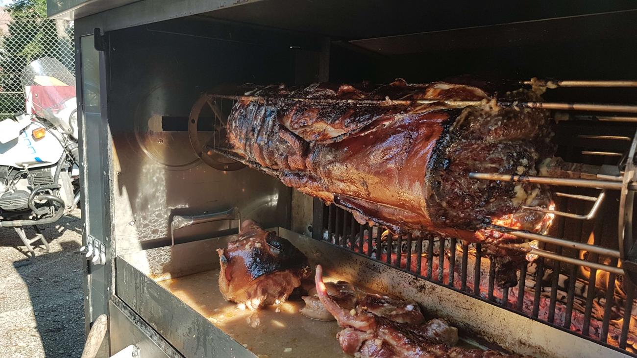 Spanferkel am Grllspieß