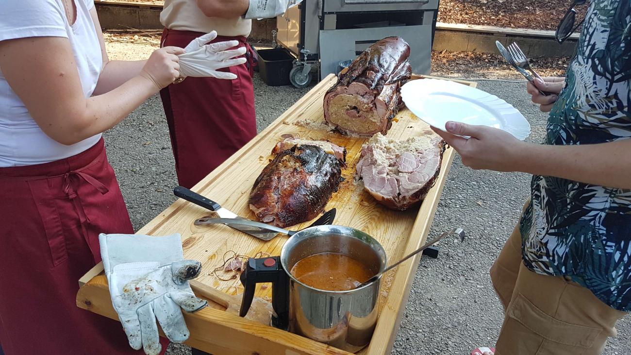 Spanferkel wird tranchiert