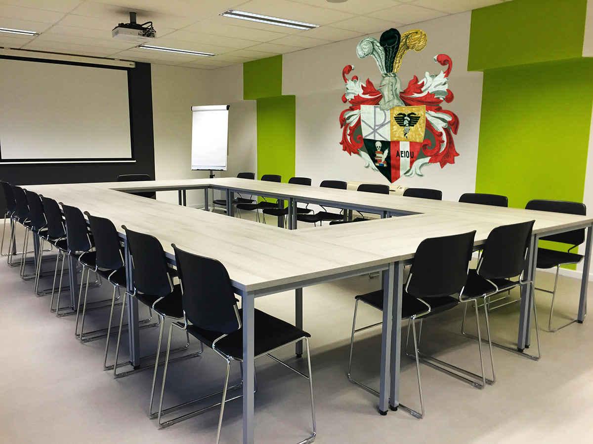 CONVENTRAUM mit Prunkwappen an Wand