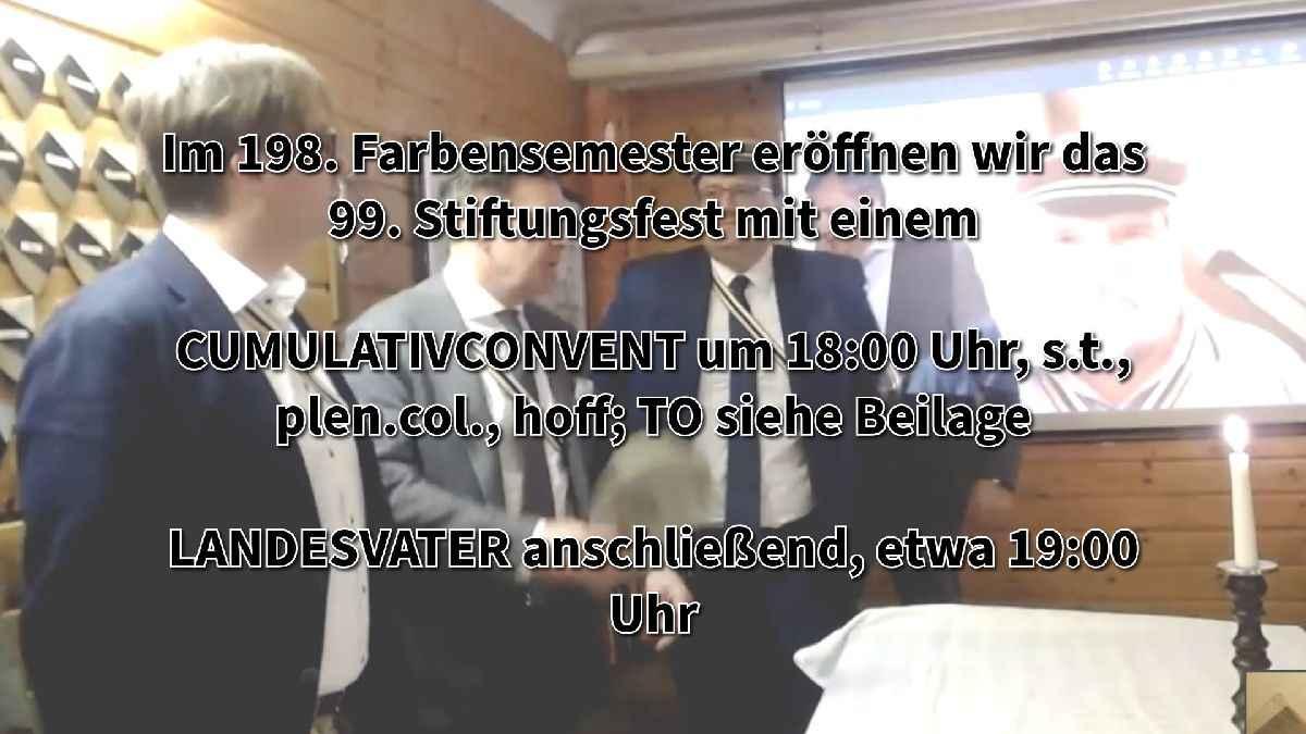 Bundesbrüder vor Bilderwand und Projektionsfläche überblendet mit Programmtext