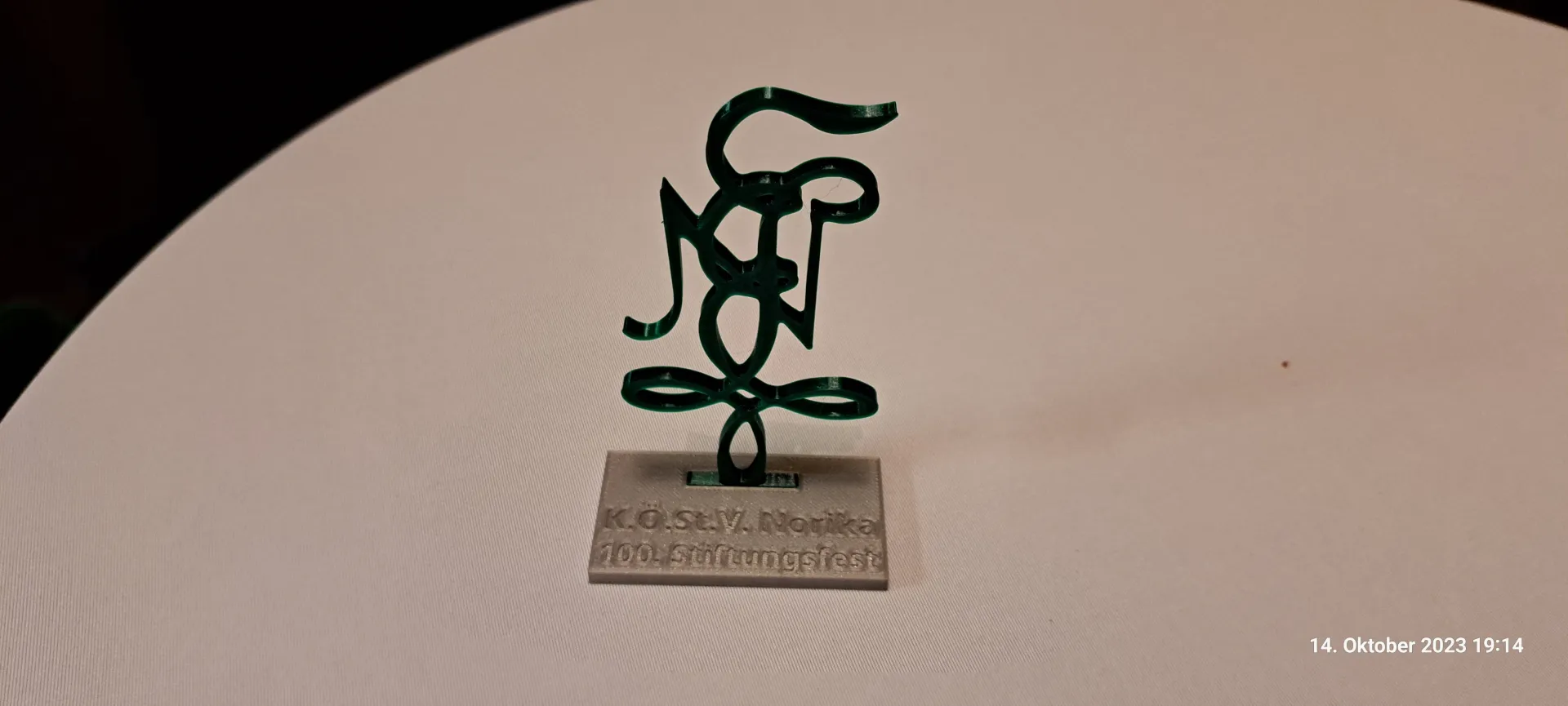 Zirkel der NKW dreidimensional gefertigt auf einem Ständer befestigt