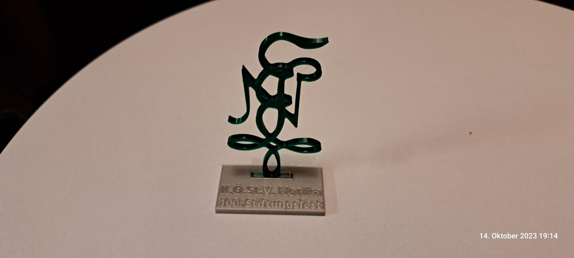 Zirkel der NKW dreidimensional gefertigt auf einem Ständer befestigt