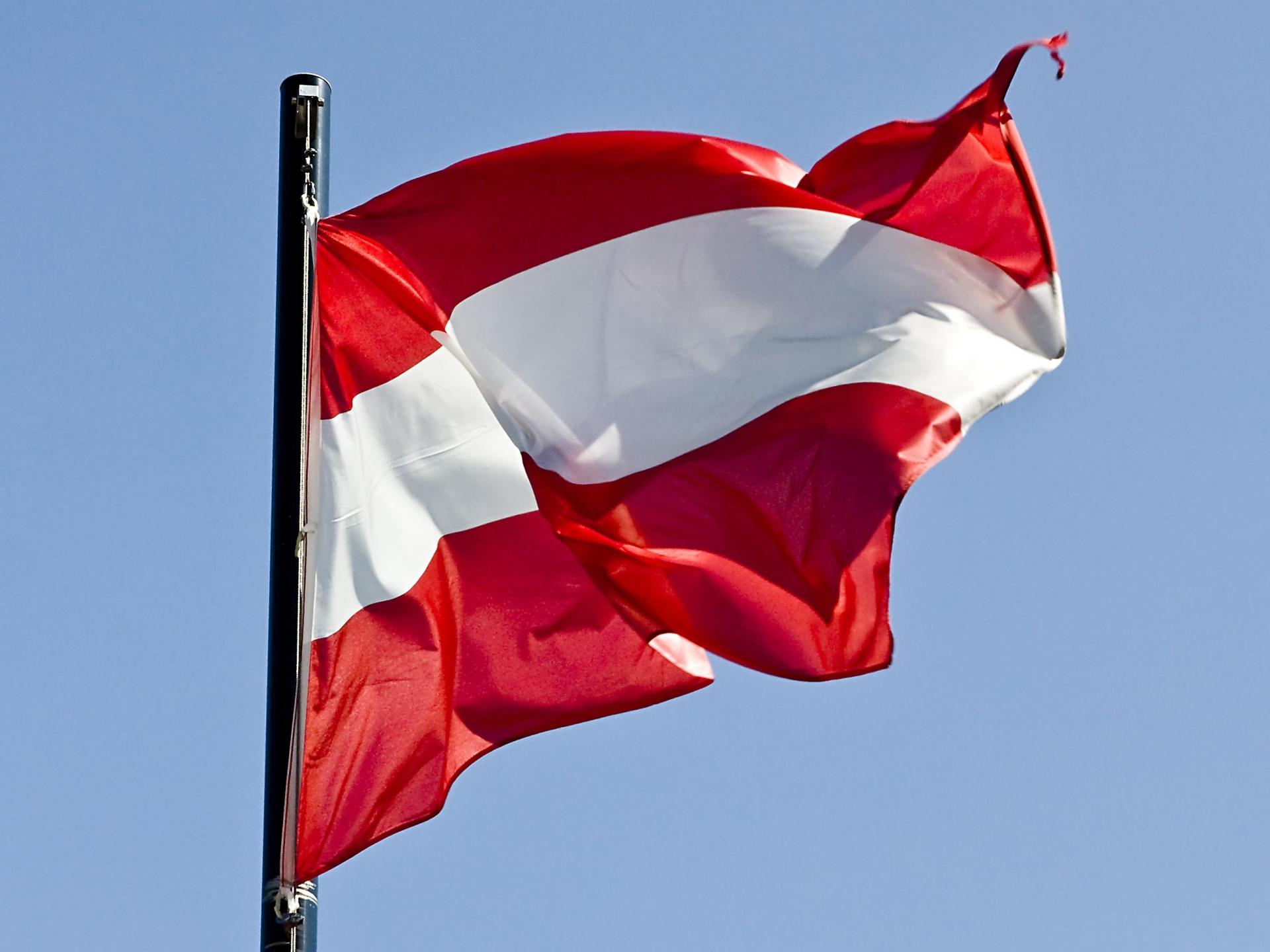 ÖsterreichFahne von MikeKilo74 Wikipedia, rechts zeigend