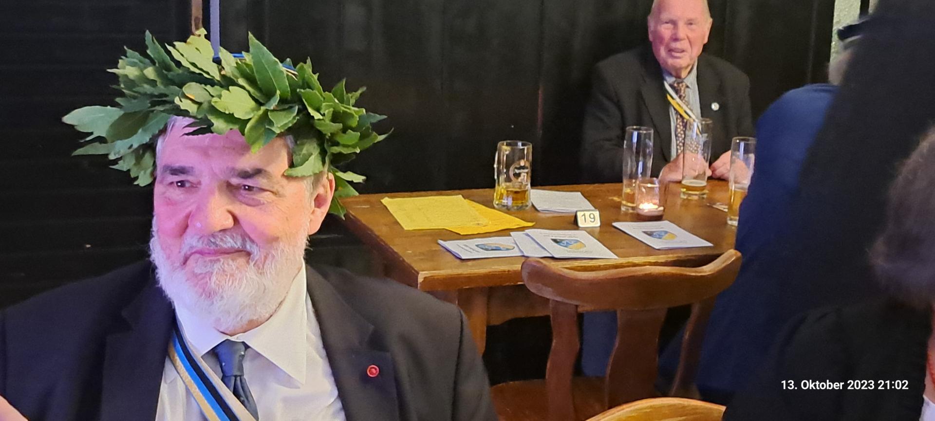 Der frischgebackene Doctor cerevisiae et vini Willibald Rosner v. Panzerwilli