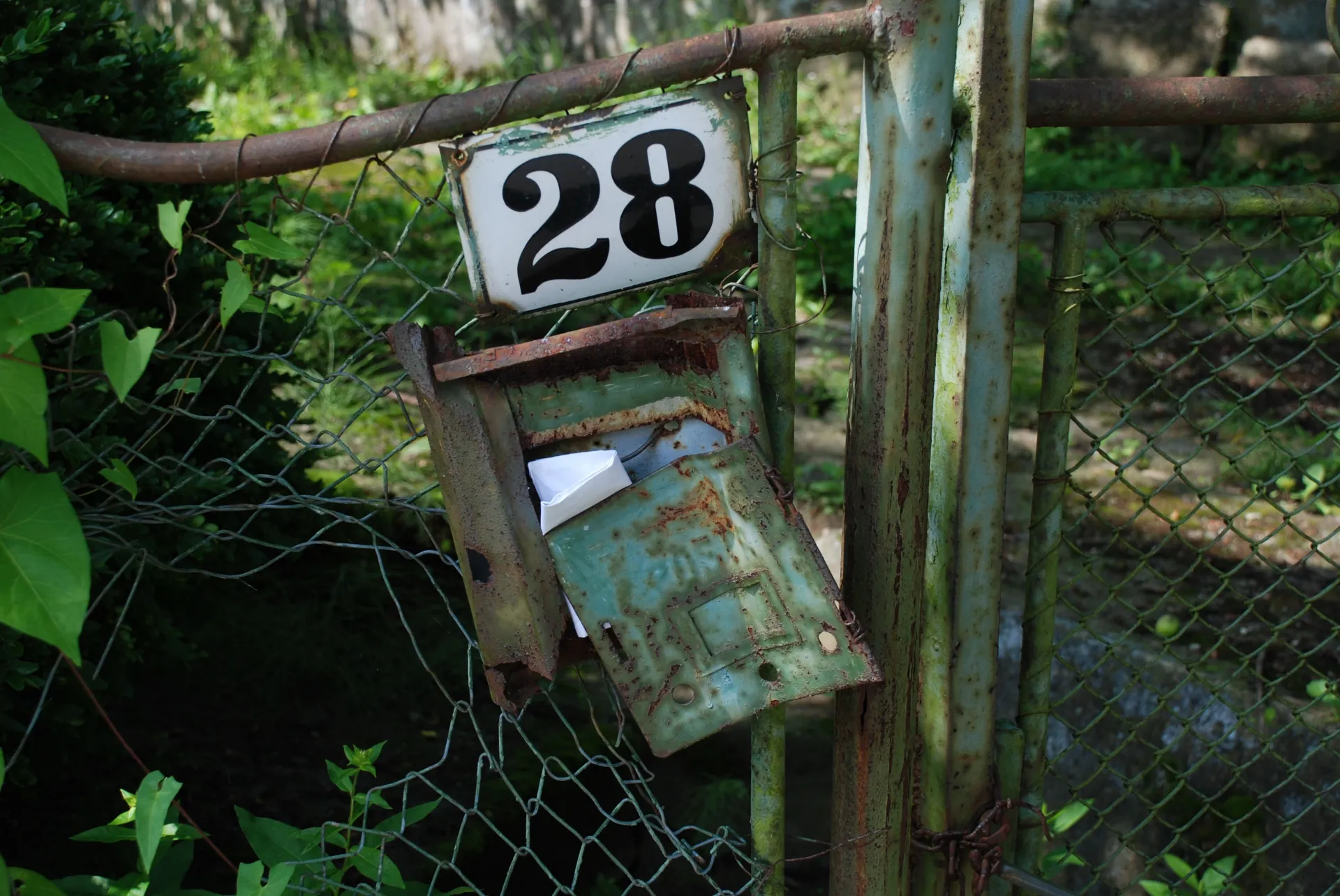 Briefkasten an desolatem Zaun hängend by PXhere-349255