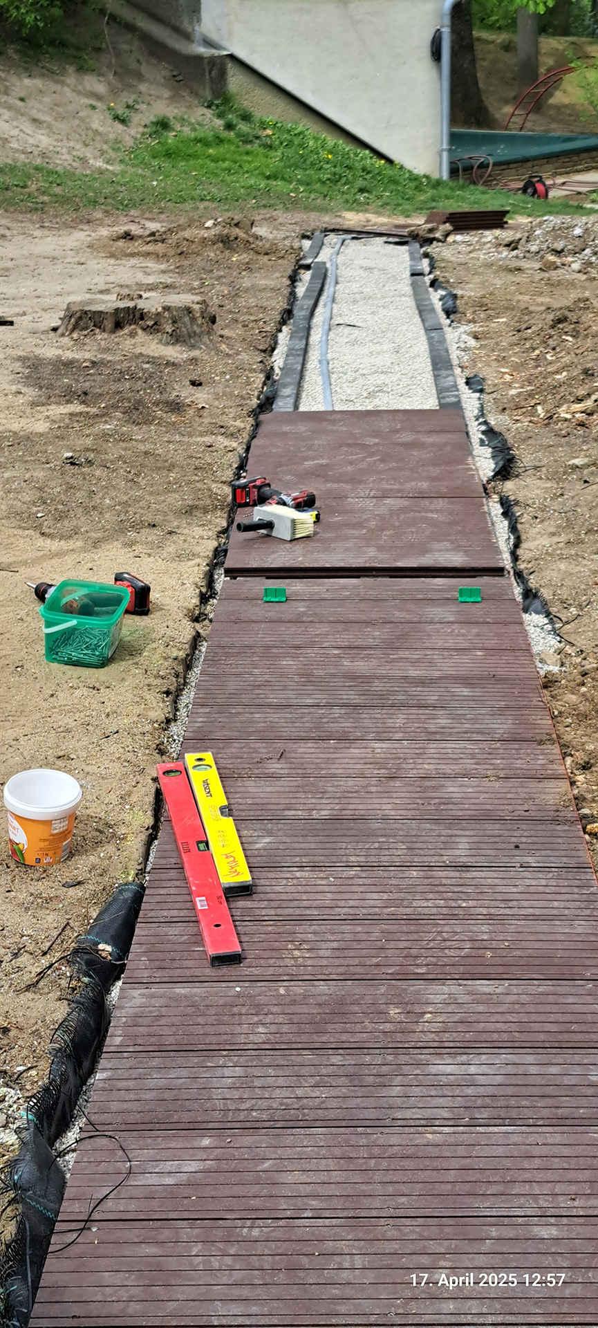 Gerades noch unfertiges Stück des neuen Zugangsweges aus Recyclingmaterial