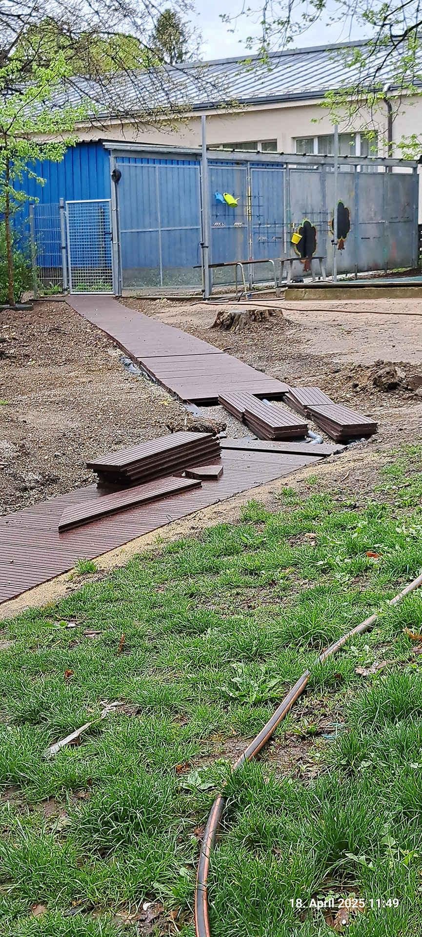 Noch nicht ganz fertiger Weg aus Recyclingmaterial