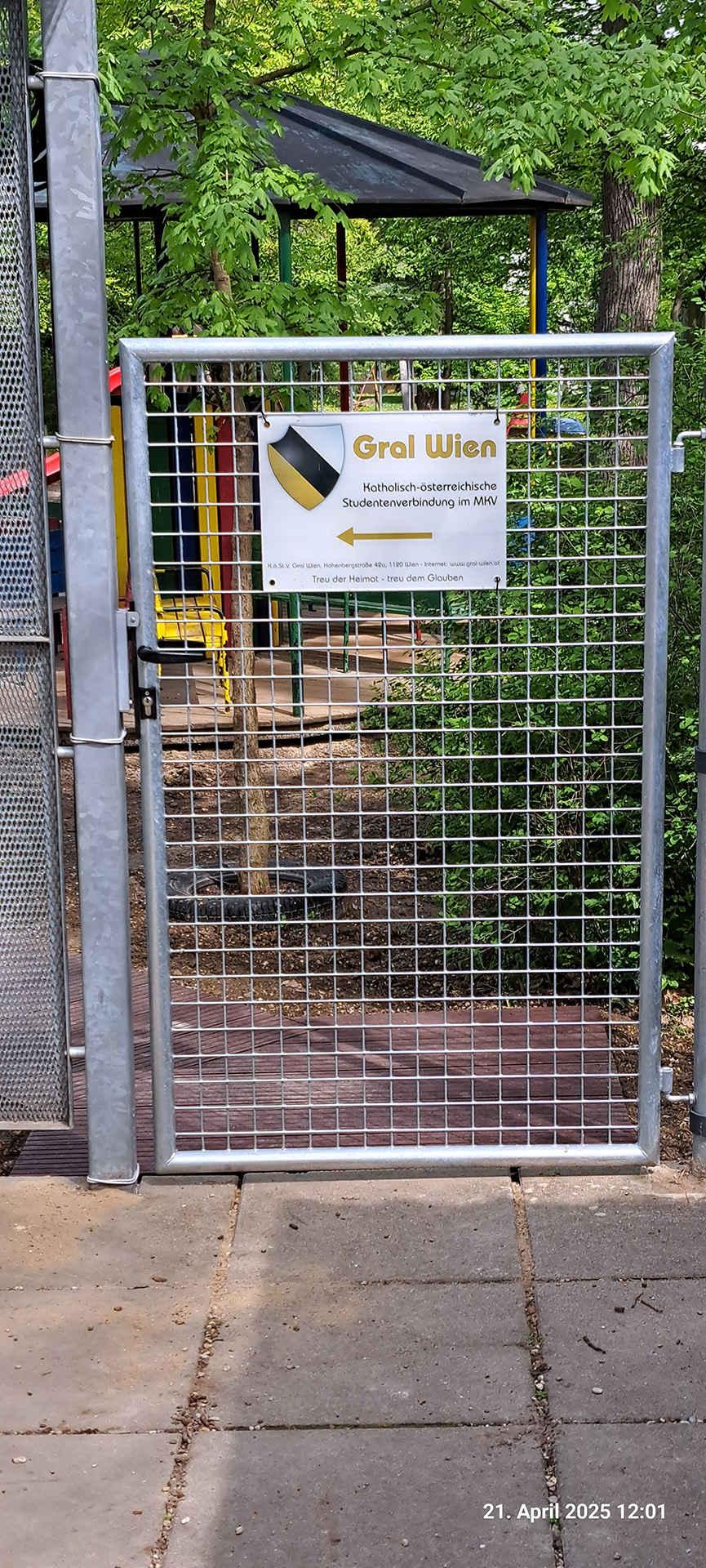 verzinktes Gittertor mit Namensschilder KÖStV Gral Wien