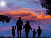 Familie als Silhouette vor Sonnenuntergang