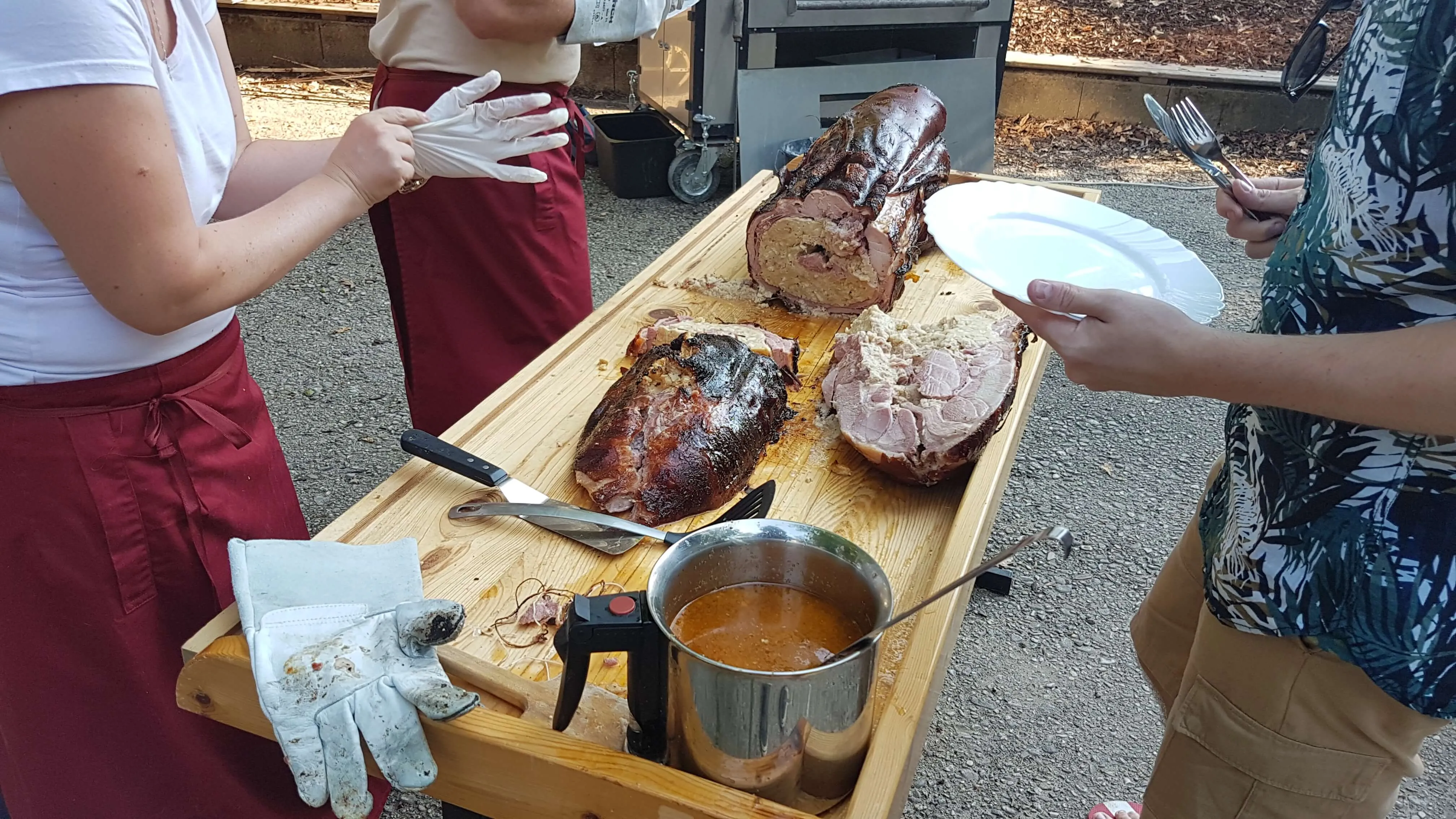 Spanferkel wird tranchiert